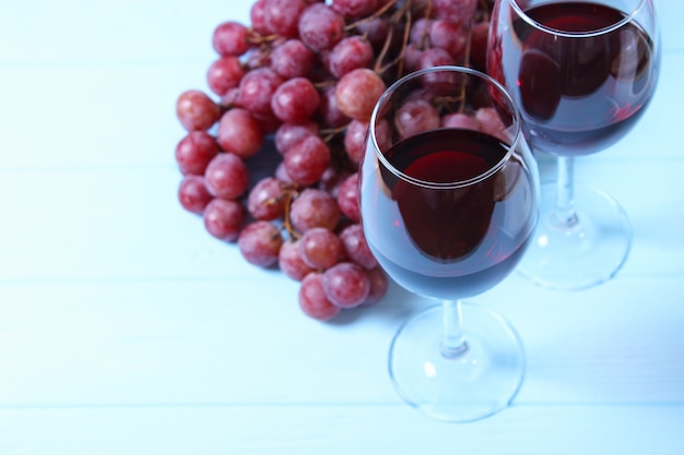 Vin rouge et raisins sur la vue de dessus de table