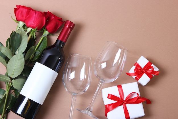 Vin rouge et roses sur le fond de la table saint valentin