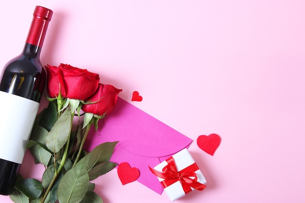 Vin rouge et roses sur le fond de la table saint valentin