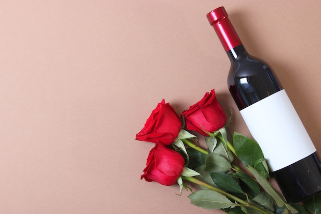 Vin rouge et roses sur le fond de la table saint valentin