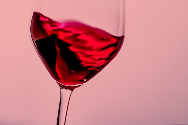 Vin rouge en verre cristal boisson alcoolisée et apéritif de luxe produit œnologique et viticole