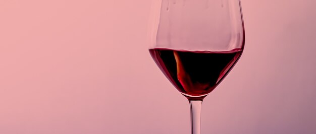 Vin rouge en verre cristal boisson alcoolisée et apéritif de luxe produit œnologique et viticole