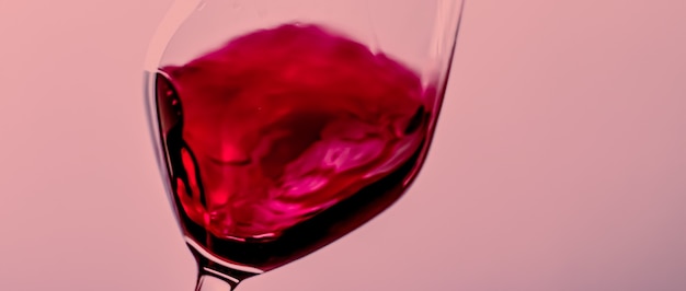 Photo vin rouge en verre cristal boisson alcoolisée et apéritif de luxe produit œnologique et viticole