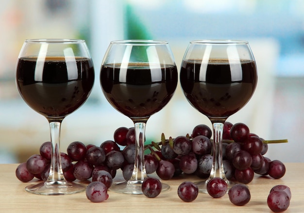 Vin rouge en verre sur fond de chambre