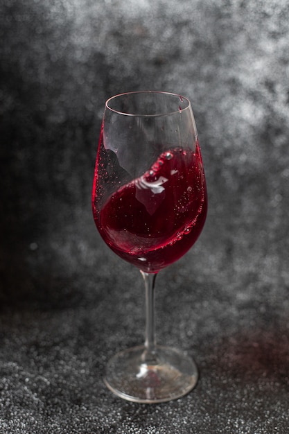 Vin rouge verre transparent boisson repas frais collation sur la table copie espace fond alimentaire rustique