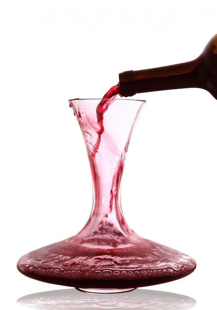 Vin rouge versé dans une carafe