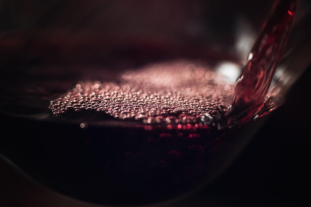 Vin rouge versé dans un verre à vin