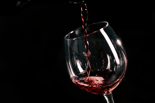 Photo vin rouge versé dans le verre