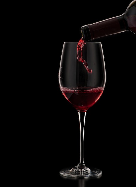 Vin rouge versé dans le verre