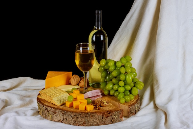 Vin et variété de fromage sur table en bois nature morte