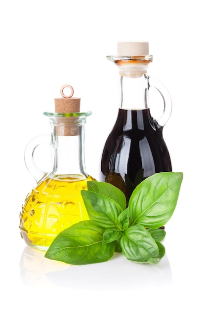 vinaigre de basilic frais et huile d'olive isolé sur fond blanc