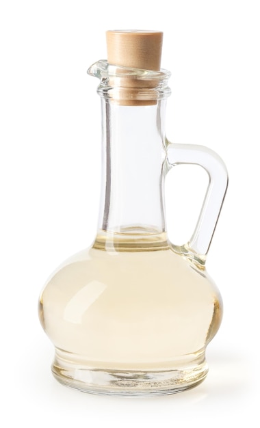 Vinaigre blanc en bouteille de verre isolé sur fond blanc avec un tracé de détourage