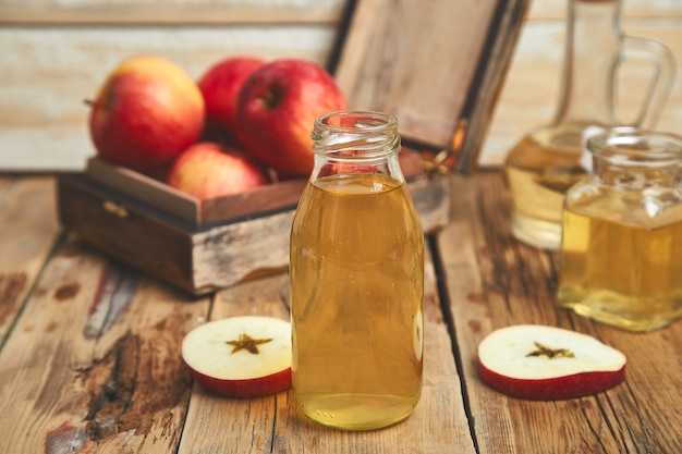 Vinaigre de cidre de pomme. Bouteille de vinaigre de pomme bio