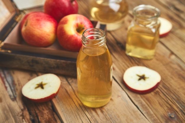 Vinaigre de cidre de pomme. Bouteille de vinaigre de pomme bio