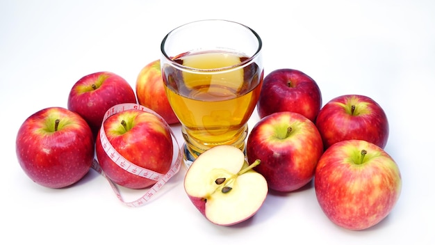vinaigre de cidre de pomme et jus de pomme avec ruban à mesurer sur fond blanc boisson saine