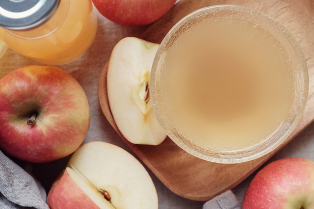 Vinaigre de cidre de pomme avec la mère dans un bol en verre, nourriture probiotique pour la santé intestinale