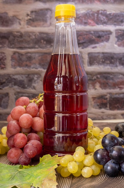 vinaigre de raisin en bouteille fond en bois foncé focalisation sélective