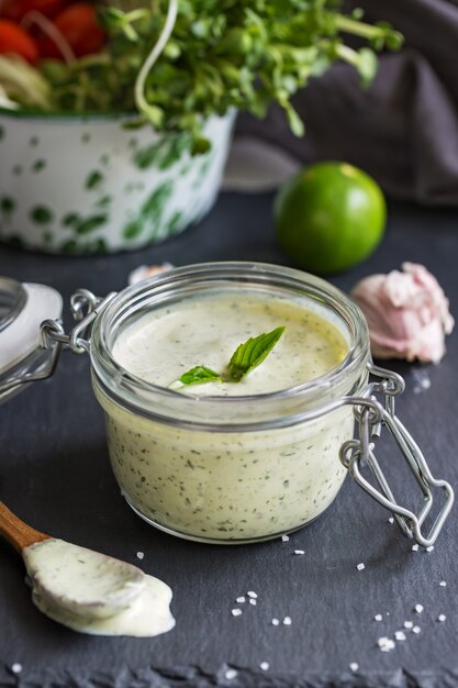 Vinaigrette au yogourt au basilic par des ingrédients frais