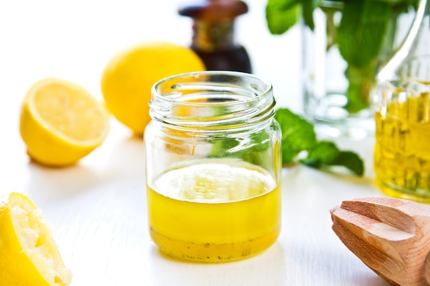 Vinaigrette maison au citron par des ingrédients frais