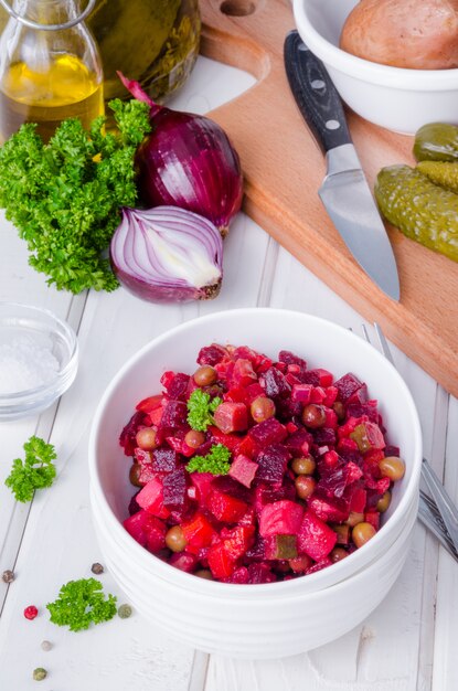 Vinaigrette traditionnelle de légumes russe et ukrainienne