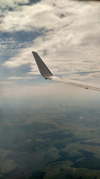 Vingre d'avion en gros plan contre le ciel