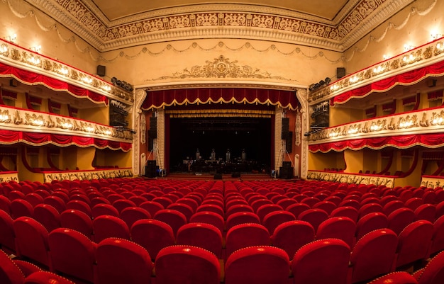 Photo vinnitsaukraine 13 décembre 2015 l'intérieur du central golden hall dans un théâtre vide avec des sièges rouges et un balcon