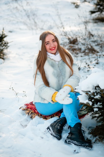 Vinnytsia Ukraine 13 janvier 2023 Une femme heureuse aime les chutes de neige Beaucoup de neige autour