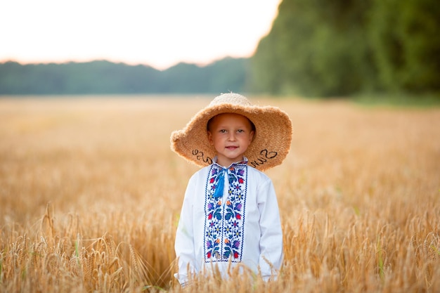 Vinnytsia Ukraine 15 juillet 2022 Un garçon portant un chapeau et une chemise blanche brodée dans un champ