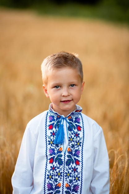 Vinnytsia Ukraine 15 juillet 2022 Portrait d'un petit garçon ukrainien aux yeux bleus
