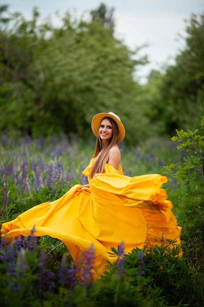 Vinnytsia Ukraine 15 juin 2022 Une jolie fille avec un chapeau et une belle robe jaune