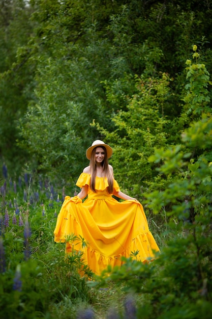 Vinnytsia Ukraine 15 juin 2022 Robe jaune comme symbole de paix et de victoire en Ukraine