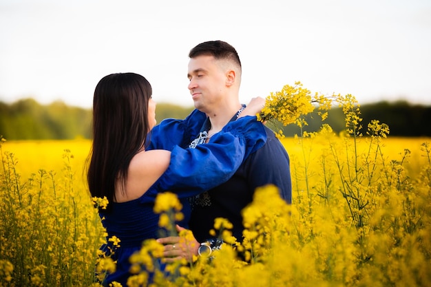 Vinnytsia Ukraine 5 juin 2022 Un jeune couple dans la nature sur fond jaune en vêtements bleus