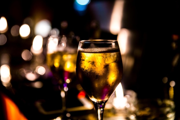 Vins en verre en gros plan au bar