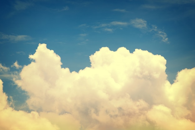 Vintage Cloud avec ciel bleu utilise pour la nature fond d&#39;écran et la texture