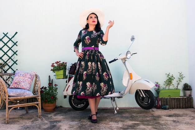 Vintage fille à côté de la moto