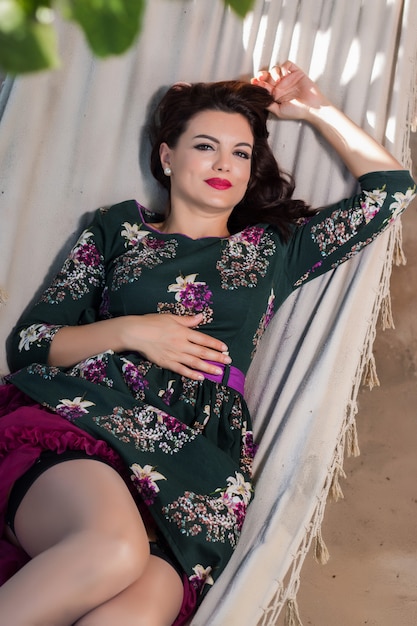 Vintage fille avec robe à fleurs