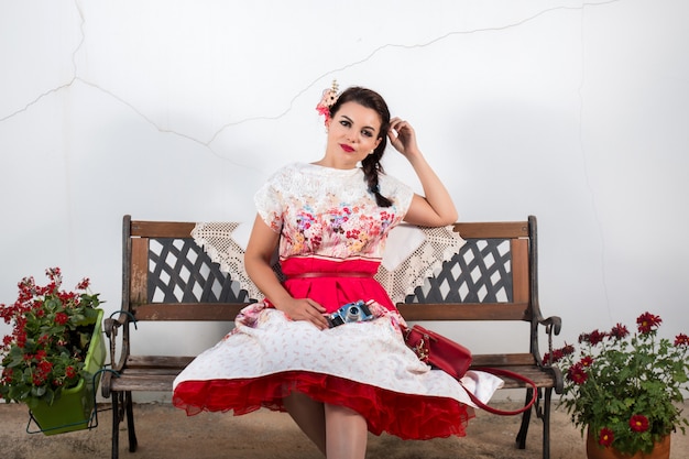 Vintage fille avec robe à fleurs