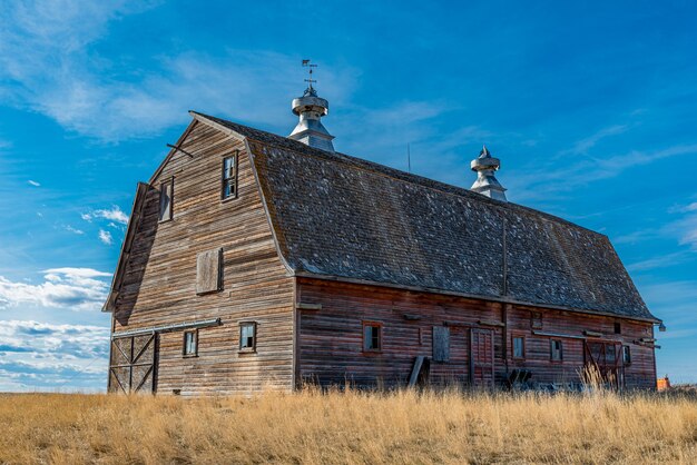 Vintage grange rouge dans les prairies près de l'amiral, Saskatchewan