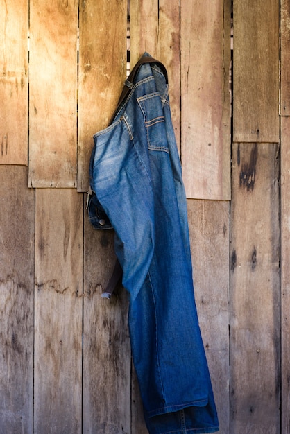 Photo vintage, jeans suspendus au mur