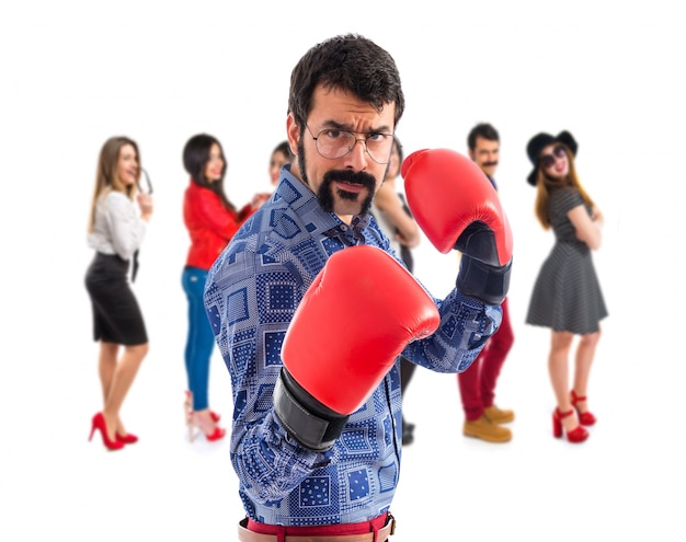 Vintage jeune homme avec des gants de boxe