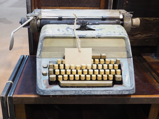 Vintage machine à écrire et étiquette sur le bureau en bois