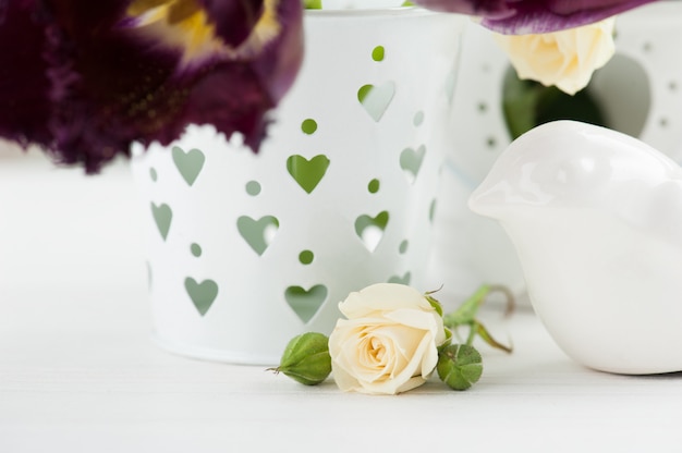 Vintage Nature Morte. Rose Blanche, Tulipes Violettes