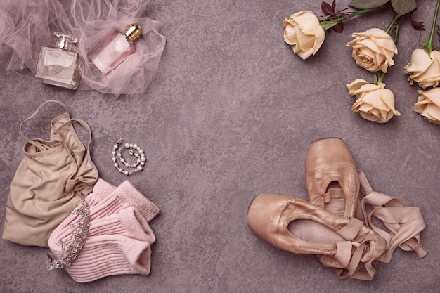 Vintage nature morte avec des roses et des chaussures de ballet