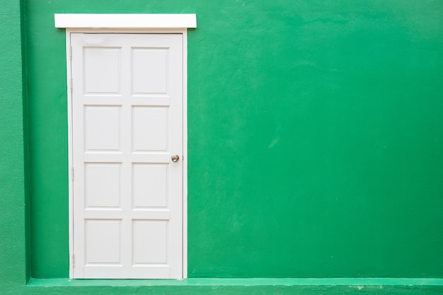 Vintage porte classique blanc sur le fond de mur de couleur vert