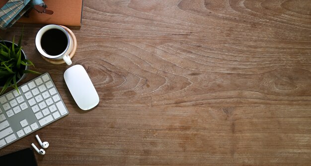 Vintage table en bois confortable avec des fournitures de bureau