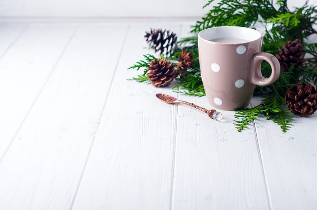 Vintage tasse de cacao chaud sur fond en bois orné de pommes d&#39;épinette et de pin