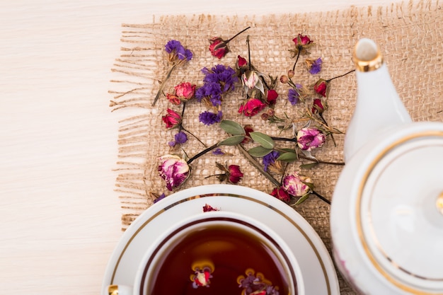 Vintage Tasse De Thé Avec Des Boutons De Roses