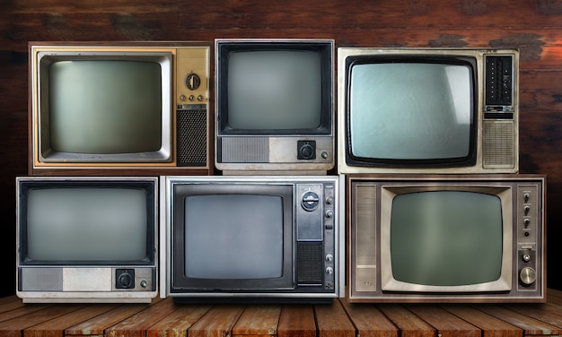 Vintage tv sur fond d&#39;étagère en bois