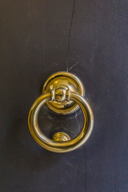 Vintage vieux bouton de porte de porte en bois à Modène, Italie