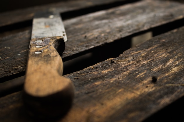 Vintage vieux couteau rouillé sur fond en bois